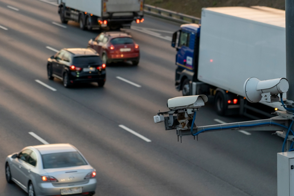 Autópályamatricák érvényességét ellenőrző kamera az autópályán.